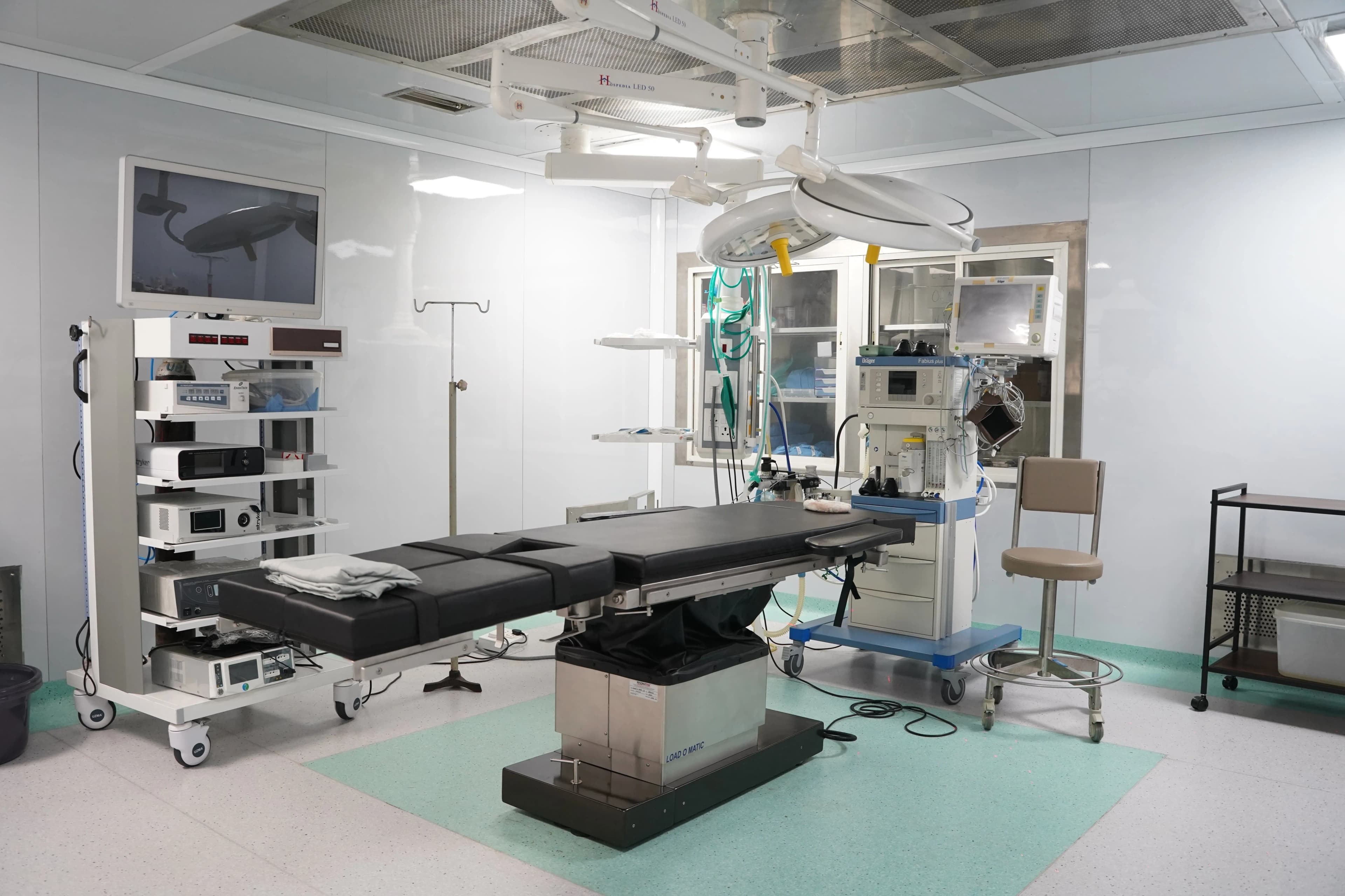 Modular Bariatric OT 1 equipped with Magnetek Bariatric Table, Stryker 1688 4K Console, Covidien Ligasure GEN4, Harmonic Scalpel, Enertech CO2 Insufflator, and Jeoflor electrostatic flooring