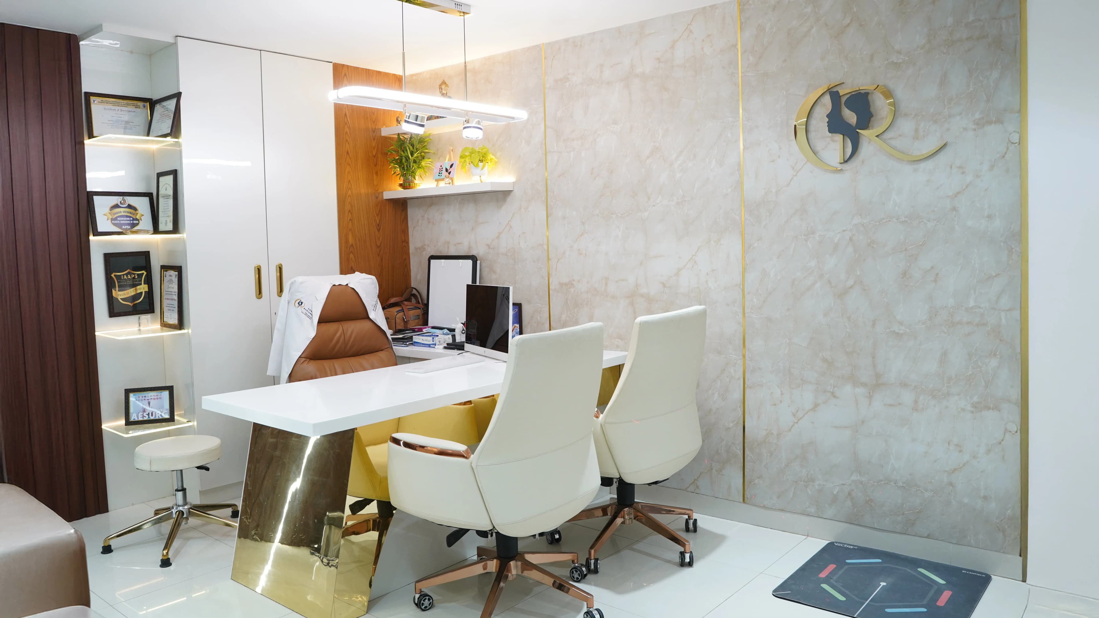 Dr. Prem Sunder's main cabin featuring the Vectra H2 3D imaging camera, global accreditations (APSI, IAAPS), and a tribute to FUE pioneer Dr. William Russman.