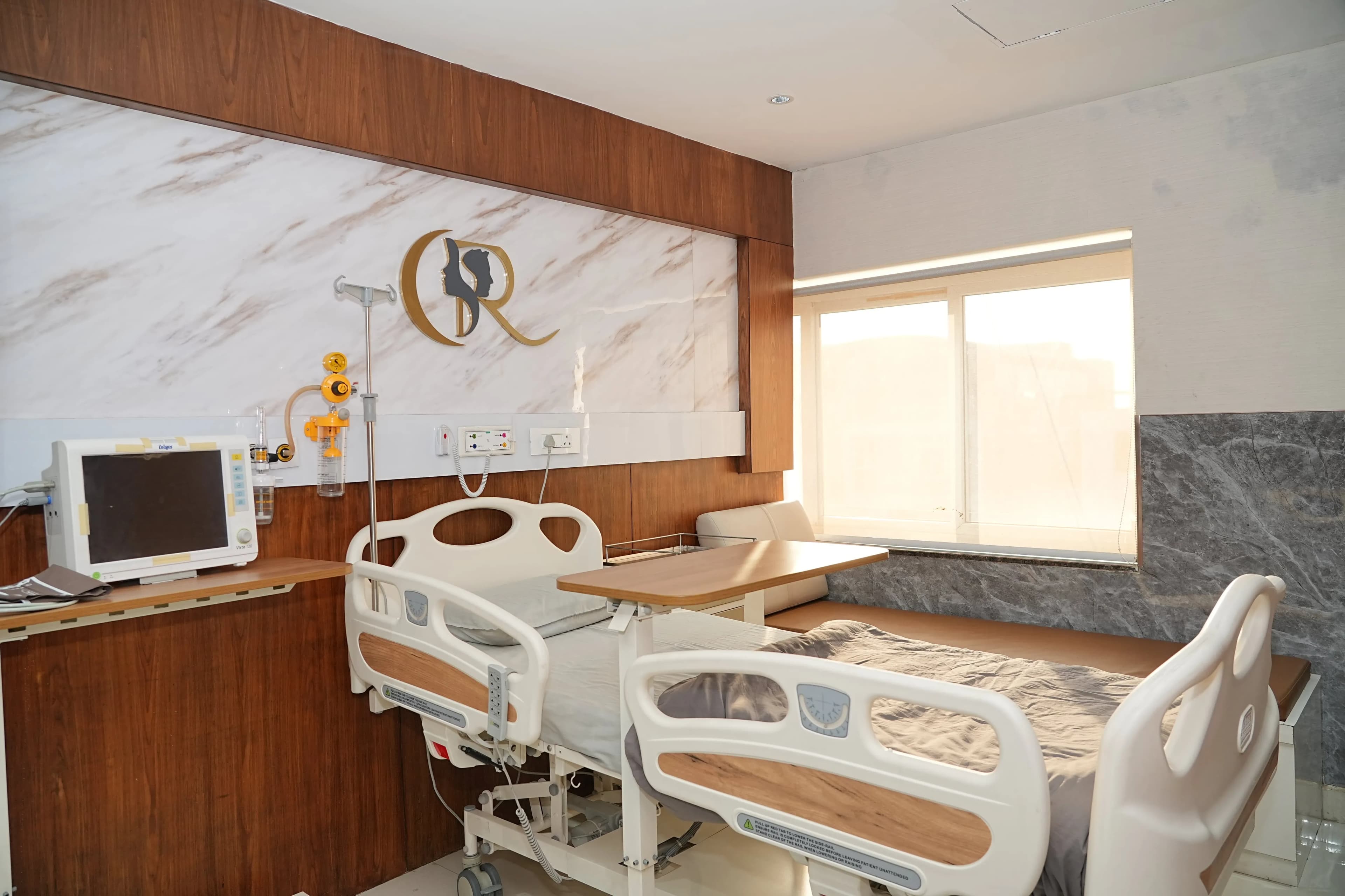 Luxury inpatient suite featuring a fully customized automated bariatric bed, Dräger patient monitor, and central oxygen/suction ports