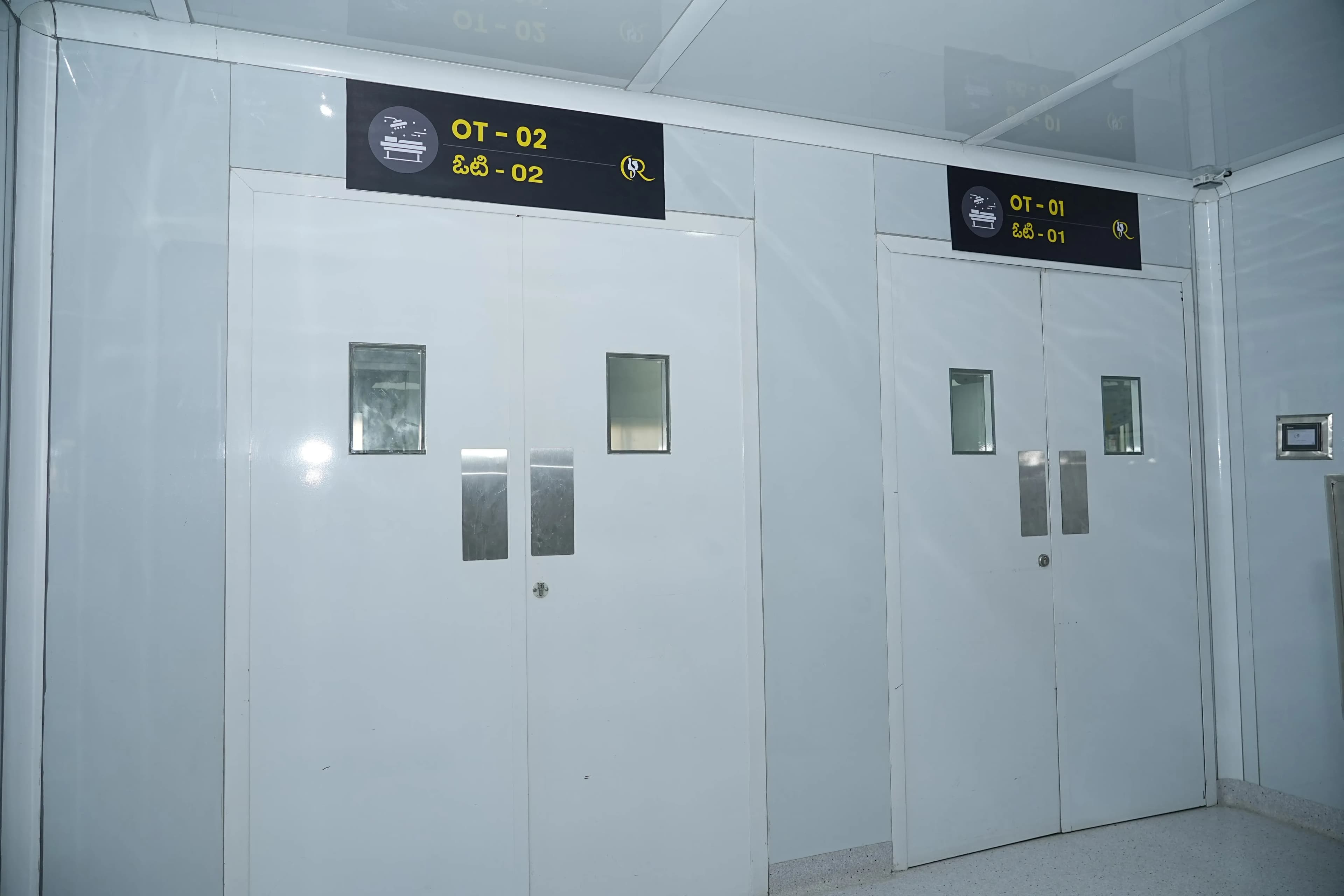 High-positive pressure Modular OT Complex featuring antimicrobial silver-ion PVC cladding, Delta Surgeon Panels, and UV light sterilization