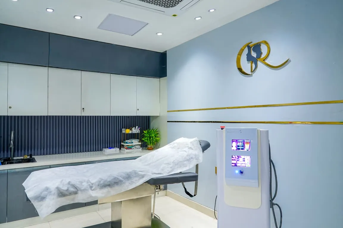 Modern procedure room equipped with Scarlet S MNRF device and a fully electric remote 5-function dermatology bed