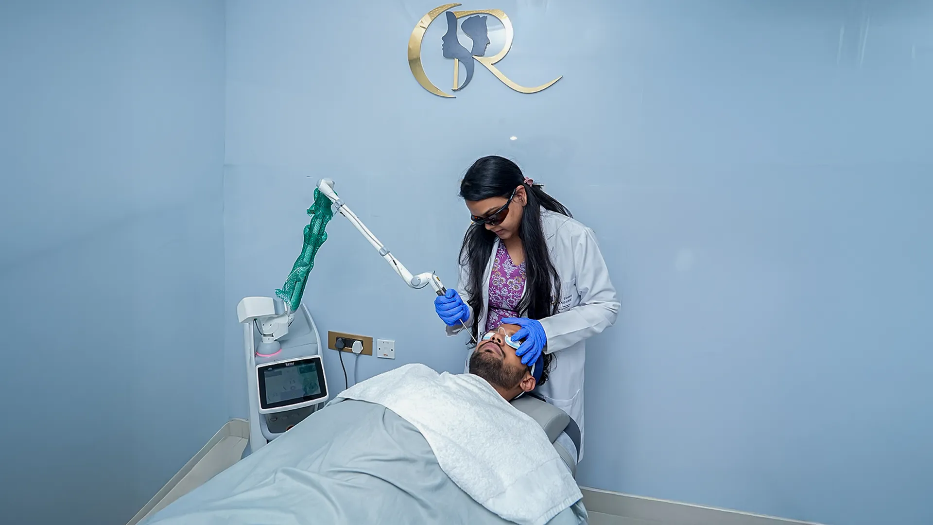 Dr. Anusha Meka performing Fotona StarWalker Laser Skin Treatment