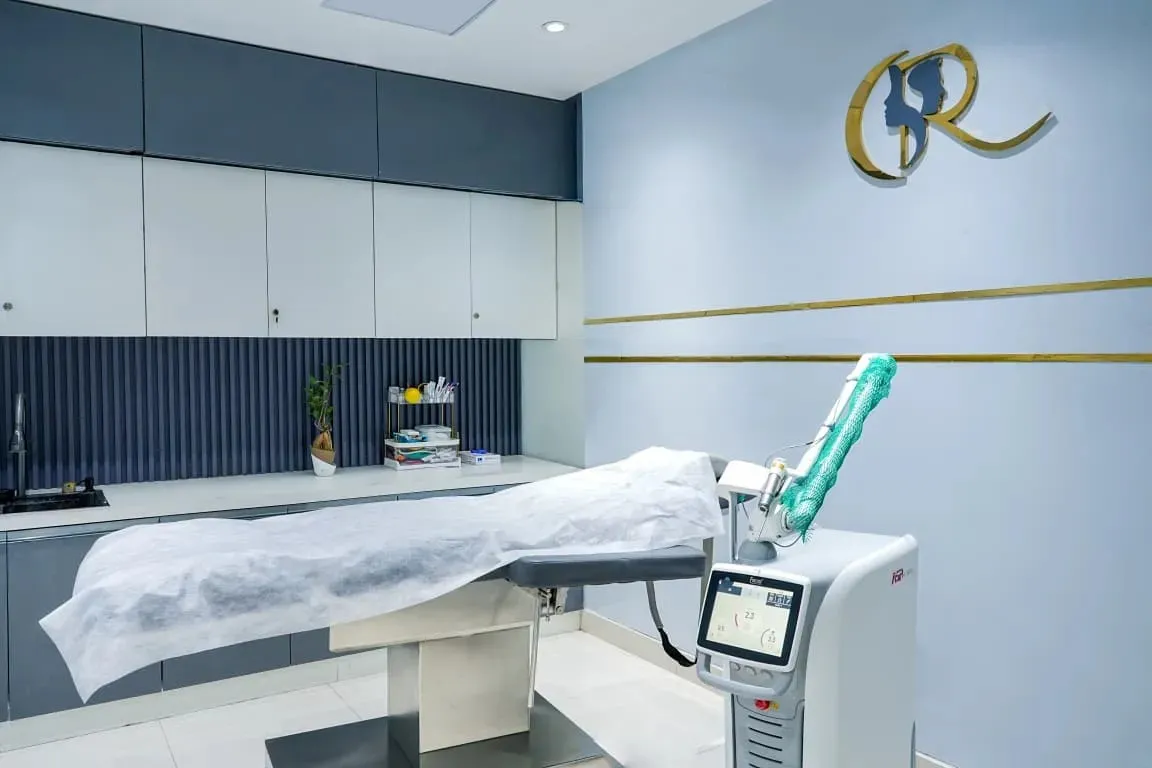 Procedure room equipped with Fotona StarWalker MaQX Q-switched laser